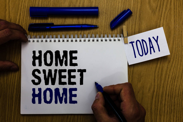 Tekst pisma Home Sweet Home. Koncepcja, czyli w domu wreszcie komfortowe uczucie zrelaksowany rodziny czas człowiek gospodarstwa znacznik notebook clothespin przypomnienie drewniany stół filiżanka kawy - Zdjęcie, obraz