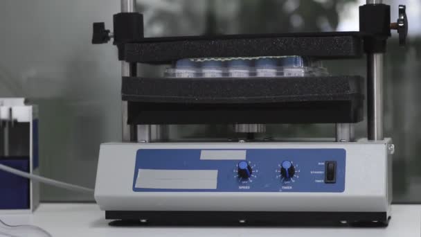 Maszyny dla wytrząsanie probówek przez wibracje do oddzielnych komórek i kontynuowanie badań - Materiał filmowy, wideo
