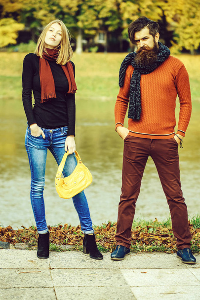Nuori pari syksyllä puistossa - Valokuva, kuva