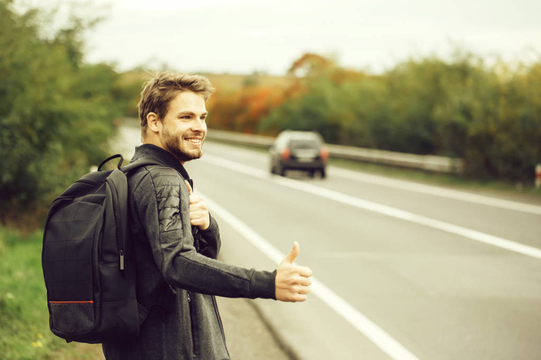 Young guy hitchhiking autostop - Zdjęcie, obraz
