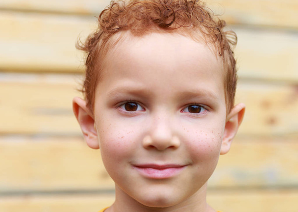 vicces vörös hajú fiú szeplő portréja közelről - Fotó, kép