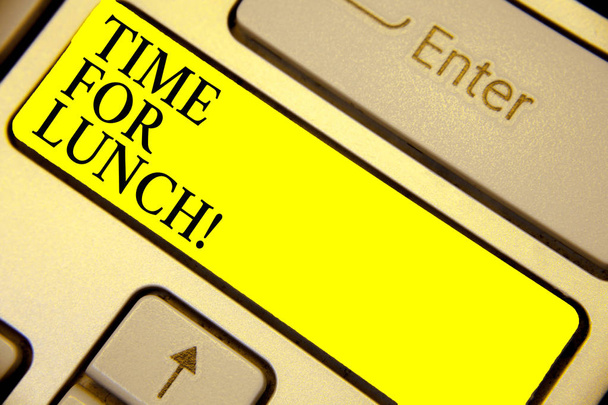 Schreibnotiz, die die Zeit für das Mittagessen anzeigt. Business-Foto präsentiert Moment, um eine Mahlzeit Pause von der Arbeit zu haben entspannen essen trinken Ruhe Tastatur gelb Taste Absicht Computer Computing Reflexionsdokument - Foto, Bild