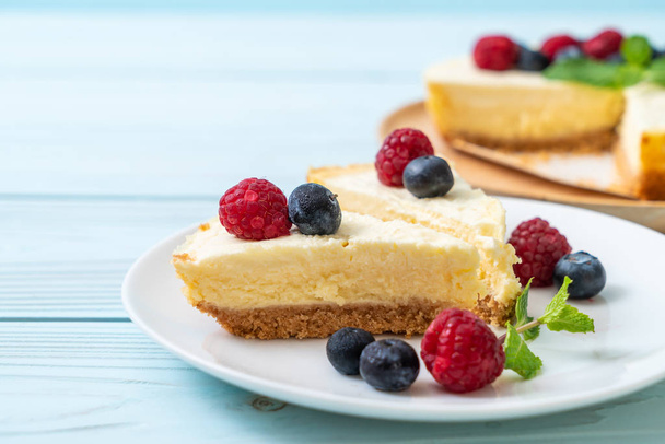 Homemade cheesecake with fresh raspberries and blueberries - Foto, immagini