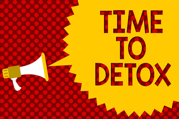 デトックスする時間を示すテキスト記号。概念的な写真ダイエット栄養健康中毒の治療のための瞬間浄化メガホン スピーカー黄色音声バブル メッセージ赤い背景ハーフトーン - 写真・画像