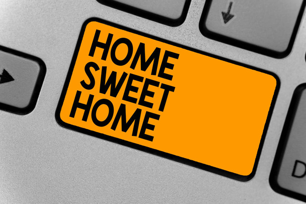 Programu Word, pisanie tekstu Home Sweet Home. Koncepcja biznesowa dla klucza w domu wreszcie komfortowe uczucie zrelaksowany rodziny czas klawiatury pomarańczowy zamiar utworzyć komputer odbicie dokumentu - Zdjęcie, obraz