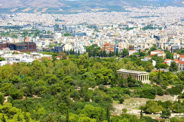Templo de Hefesto en Ágora Antigua y la ciudad de Atenas vista desde la colina de la Acrópolis, Grecia
 - Foto, Imagen