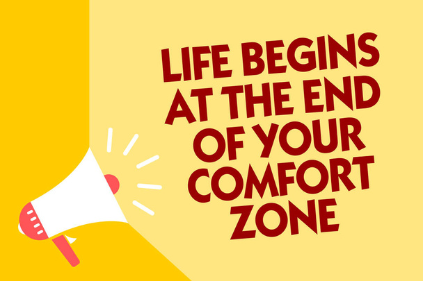 Tekst znak życia rozpoczyna się w końcu z Your Comfort Zone. Koncepcyjne zdjęcie zmian rozwijać rosną megafon głośnik żółte tło ważny komunikat mówiąc głośno - Zdjęcie, obraz