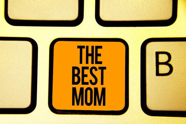 Κείμενο πινακίδα που δείχνει την καλύτερη μαμά. Εννοιολογική φωτογραφία εκτίμηση για το κομπλιμέντο συναισθήματα αγάπης μητέρας πληκτρολόγιο πορτοκαλί πλήκτρο πρόθεσή δημιουργία υπολογιστή computing έγγραφο προβληματισμού - Φωτογραφία, εικόνα