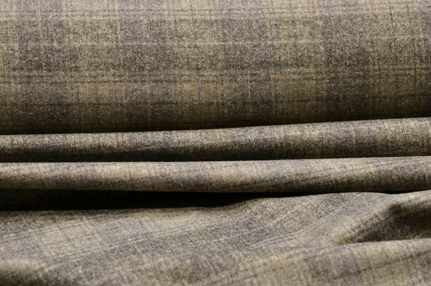 Μάλλινο ύφασμα, κοστούμι, γκρι-καφέ κλουβί - Φωτογραφία, εικόνα