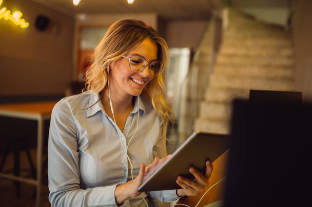 Muotokuva kaunis blondi nainen kuulokkeet ottaa online-puhelun tablet-tietokone
 - Valokuva, kuva
