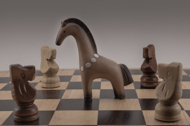 5 つの小品は、チェス盤の上です。騎士団のリーダー. - 写真・画像
