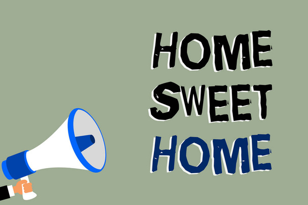 Uwaga: pisanie Wyświetlono Home Sweet Home. Biznesowe zdjęcie prezentujący czas zrelaksowany rodzina w domu wreszcie komfortowe uczucie człowieka gospodarstwa, megafon głośnik zielone tło wiadomości mówiąc - Zdjęcie, obraz