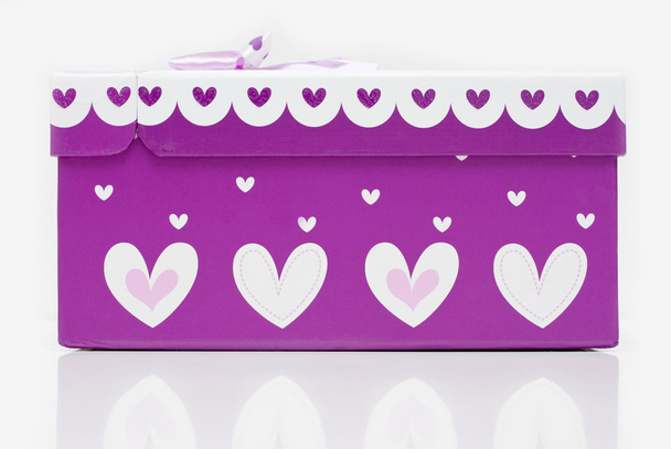 Hermosa caja de regalo púrpura hecha a mano
 - Foto, imagen