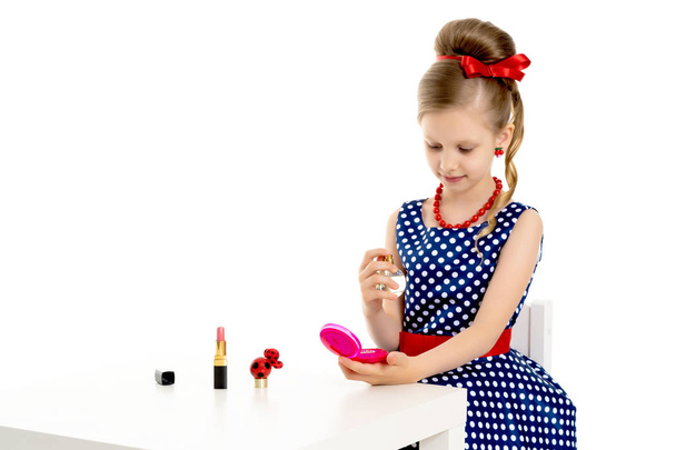Little girl makes herself a make-up. - Foto, immagini