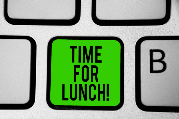 Zeit zum Textschreiben für das Mittagessen. Geschäftskonzept für den Moment, um eine Mahlzeit Pause von der Arbeit zu haben entspannen essen trinken Ruhe Tastatur grüne Taste Absicht erstellen Computer Computing Reflexionsdokument - Foto, Bild