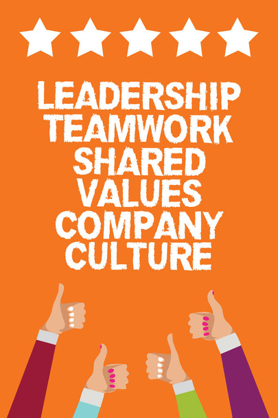 Word テキスト リーダーシップ チームワーク共有値企業文化を書きます。グループ チーム成功男性女性のためのビジネス コンセプト手の親指承認 5 つ星についてはオレンジ色の背景を - 写真・画像