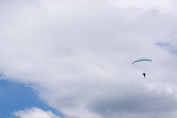 View of the paraplane  against the background of a white big cloud - Photo, Image