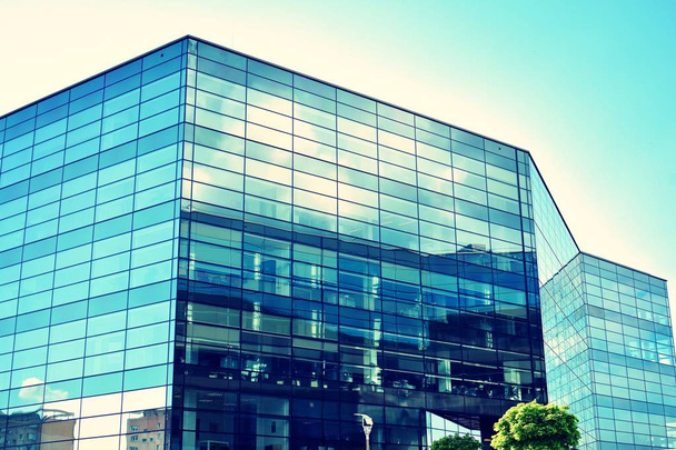 Modern ofis açık gökyüzü arka plan üzerinde. Retro stilize renkli ton filtre efekti - Fotoğraf, Görsel
