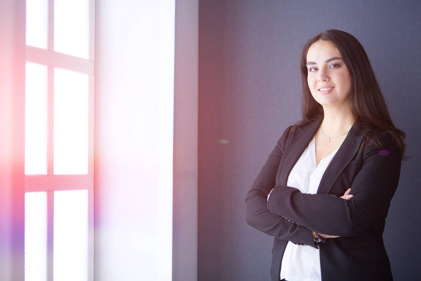 Moderni liiketoiminnan nainen seisoo toimistossa - Valokuva, kuva