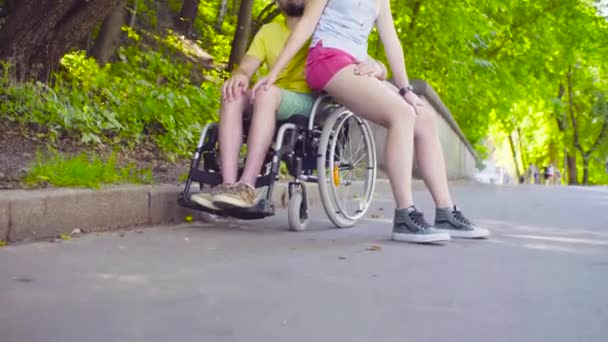 Genç adam parkta bir yürüyüş üzerinde eşi ile devre dışı bırakma - Video, Çekim