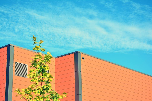 Сучасна офісна будівля на чистому фоні неба. Ретро стилізований барвистий тональний фільтр ефект
 - Фото, зображення