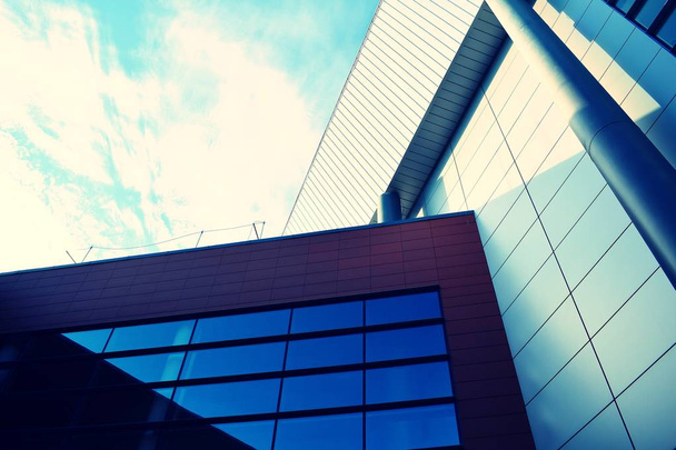 Modern irodaház a tiszta ég háttér. Retro stilizált színes tonális szűrőeffektus - Fotó, kép