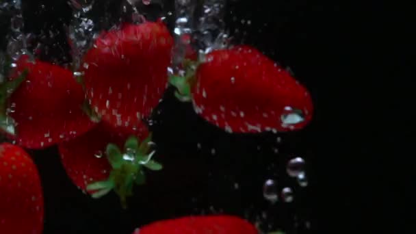 πυροβολισμό μακρο μικρά φρούτα βουτιά στο νερό - Πλάνα, βίντεο