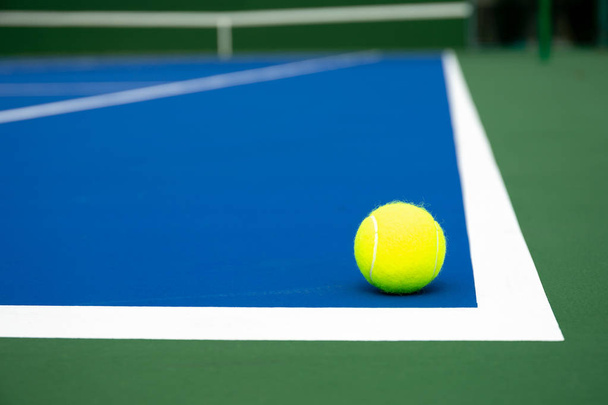 Теннисный мяч на открытом воздухе
. - Фото, изображение