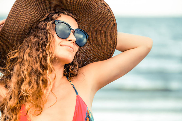 Šťastná mladá žena na sobě plavky dobře baví na tropické pláži v létě na dovolené cestování dovolená. - Fotografie, Obrázek