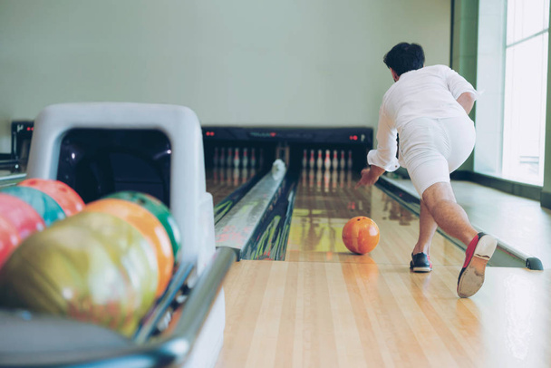 Mladý muž hrát bowling sport Club. - Fotografie, Obrázek