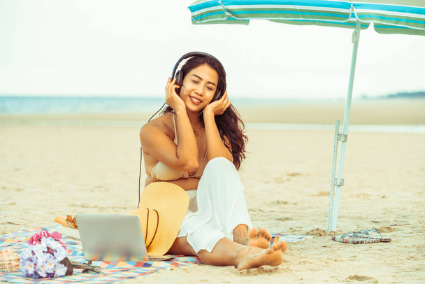 Molett fiatal nő ül a trópusi homokos strand nyári. Utazás nyaralás. - Fotó, kép