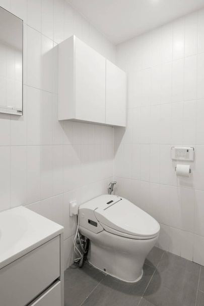 witte badkamer met toilet interieur  - Foto, afbeelding