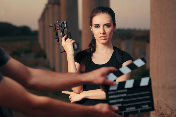 Actie-vrouwelijke superheld actrice filmster schieten scène  - Foto, afbeelding