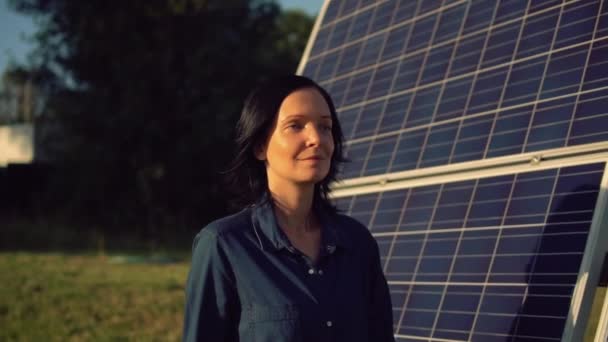 vrouw lopen door de solar batterij - Video