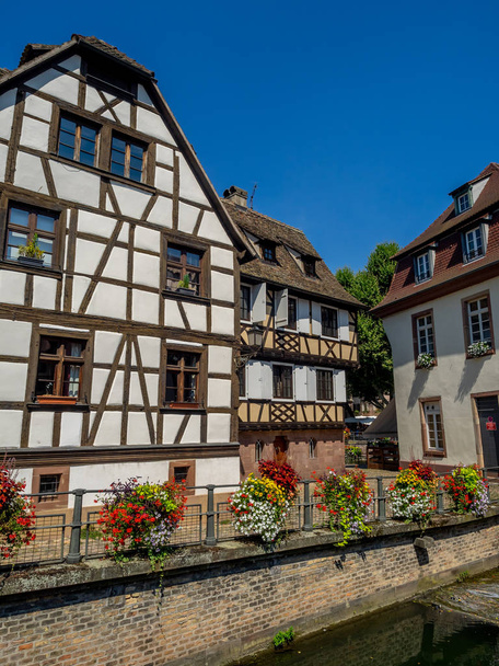A lo largo del río Ill en las zonas de Petite France de Estrasburgo en la región de Alsacia de Francia. Las casas son las tradicionales casas de entramado de madera visibles en toda esta zona de Francia
. - Foto, imagen