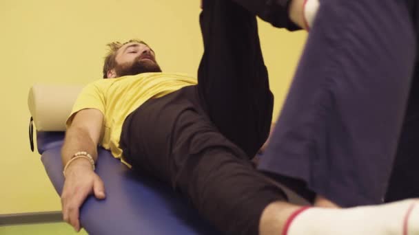 Arzt hilft behinderten Sportlern im Reha-Zentrum - Filmmaterial, Video