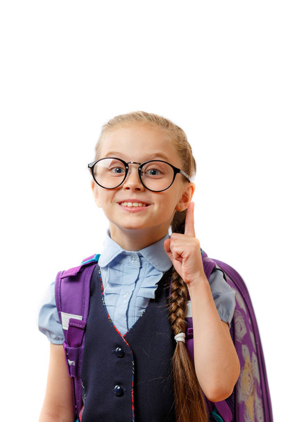 Portret van een mooi klein meisje van de school in brillen. Succes, lumineuze idee, creatieve ideeën en technologie innovatieconcept. - Foto, afbeelding