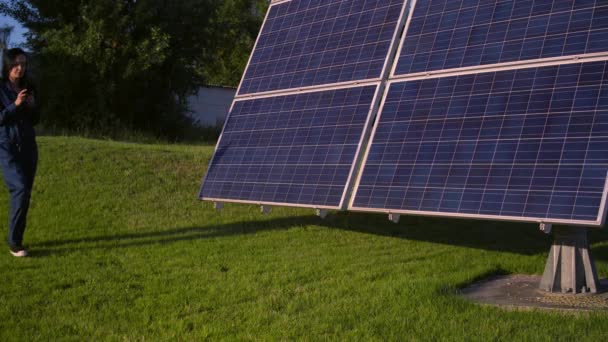 solární park pracovníka procházky podél pole - Záběry, video