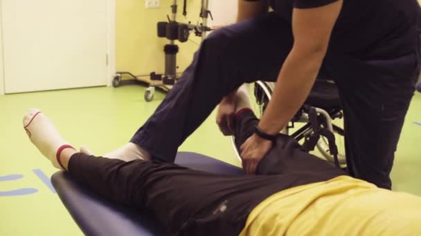 Médico ayudando a deportista discapacitado en el centro de rehabilitación
 - Imágenes, Vídeo