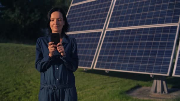 žena používající pozadí solární baterie smartphone - Záběry, video