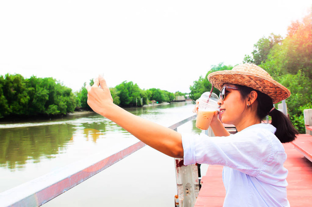 Asyalı kadın selfie bardak buzlu kahve, seyahat ve yaşam tarzı ile - Fotoğraf, Görsel