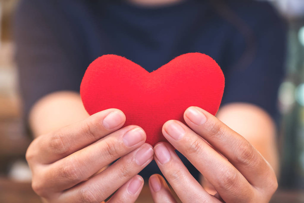 Крупный план руки с красным знаком сердца - Фото, изображение