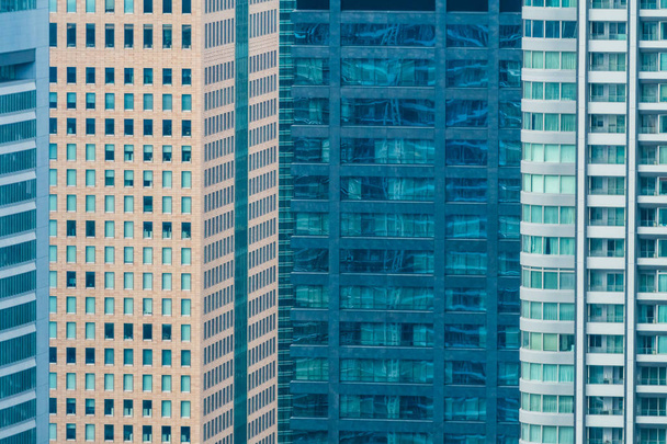 Mooie exterieur kantoorgebouw en architectuur met venster patroon - Foto, afbeelding
