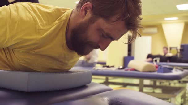 Rostro de un hombre durante los ejercicios en el centro de rehabilitación
 - Imágenes, Vídeo
