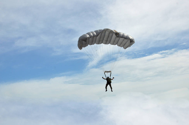 atracción paracaidismo en el cielo
 - Foto, Imagen