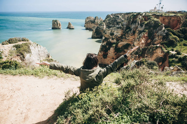 Bir genç kadın turist Atlantik Okyanusu ve manzara güzel manzarasına sahiptir. - Fotoğraf, Görsel