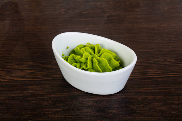 Pittige kom van wasabi-pasta - Foto, afbeelding