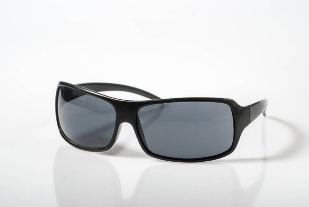 черные очки на сером изолированном фоне
 - Фото, изображение