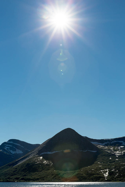 Sonne scheint auf einem norwegischen Fjord auf den Lofoten, Nordland, Norwegen - Foto, Bild