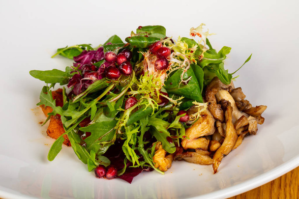 Salad with chicken liver and cedar nuts - Foto, Imagem